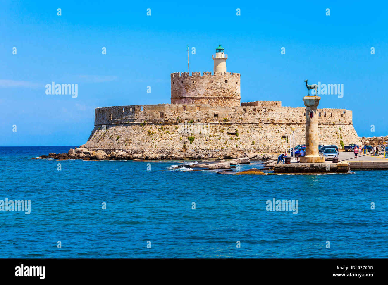 Fort Saint Nicolas garde les le port de Mandraki à Rhodes Ville, capitale de l'île de Rhodes en Grèce Banque D'Images