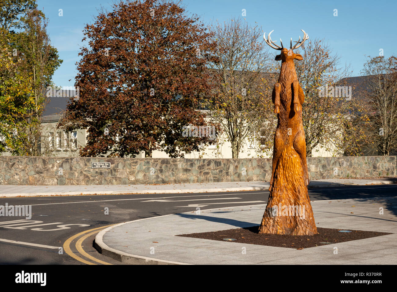 Sculpture sur bois de cerf sculpture créative d'un cerf rouge sautant dans l'air, sculpté entièrement à partir d'un arbre existant. Irlande, comté de Kerry, Killarney Banque D'Images