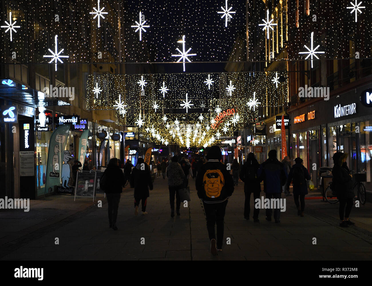 Les lumières de Noël sur une rue commerçante d'Oslo, Norvège. Banque D'Images