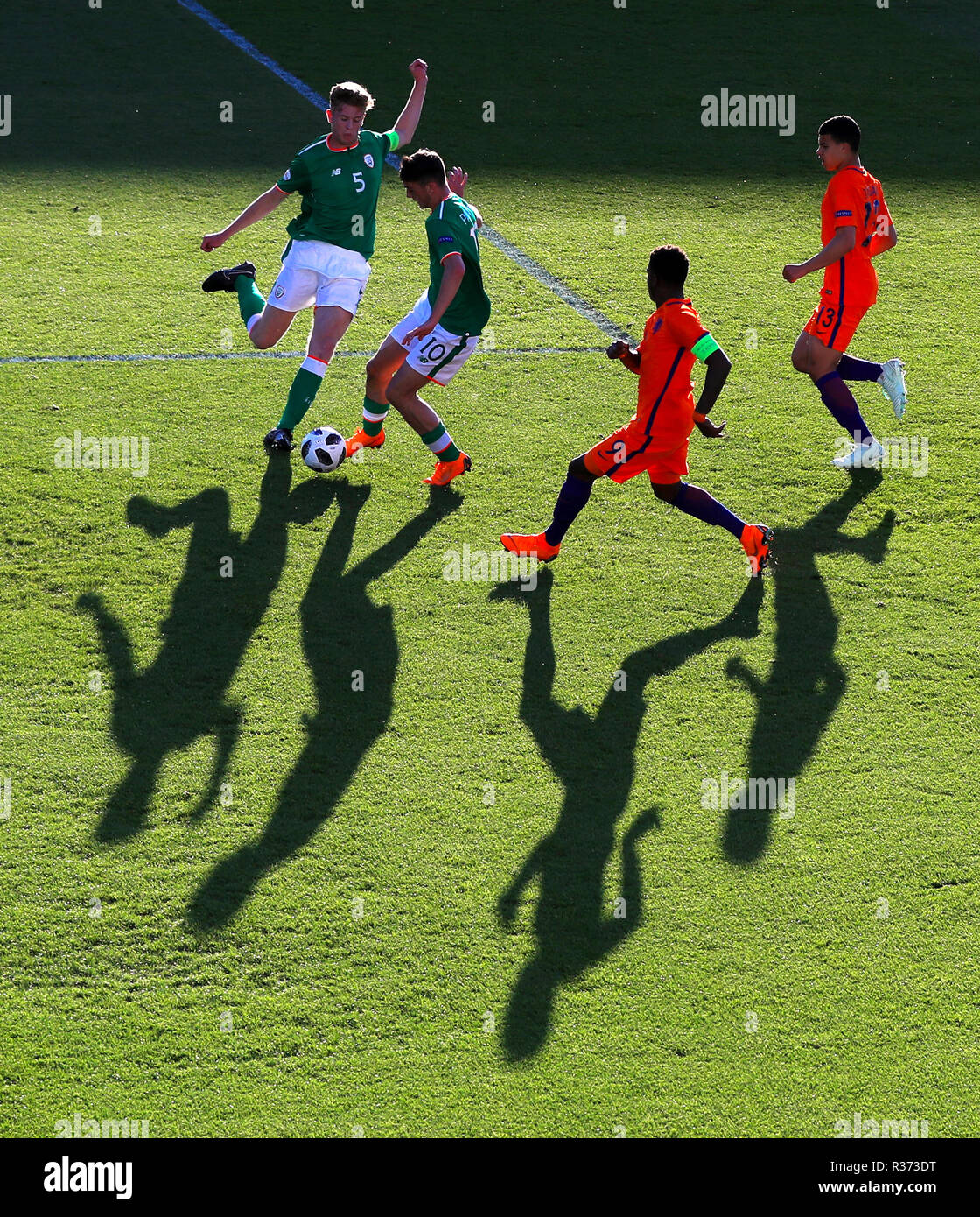 Ireland's Troy Parrott prend une Daishawn néerlandais Redan au cours de l'UEFA U17 Championship match quart de finale au stade Proact, Burton. Banque D'Images