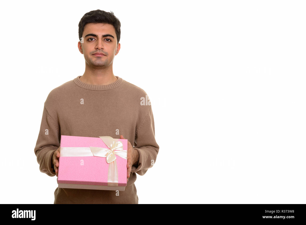 Beau jeune homme persan holding gift box prêt pour Valentine' Banque D'Images