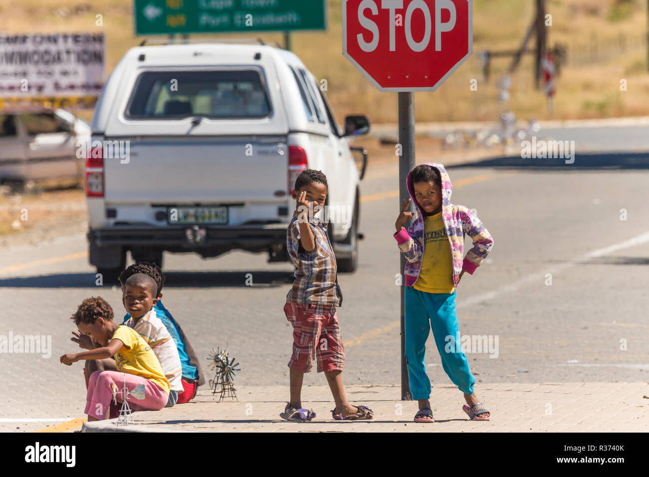 Les enfants de la rue ou de travail des enfants de la rue en vendant des souvenirs sur le côté de la route en Afrique du Sud Banque D'Images