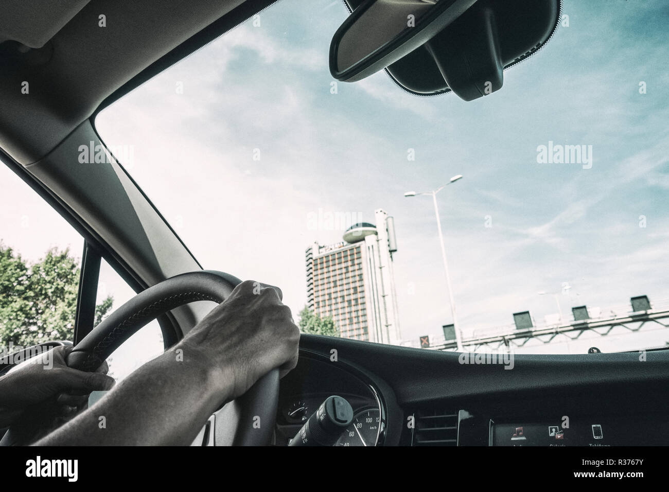 Femme au volant de sa voiture à Barcelone. Espagne Banque D'Images