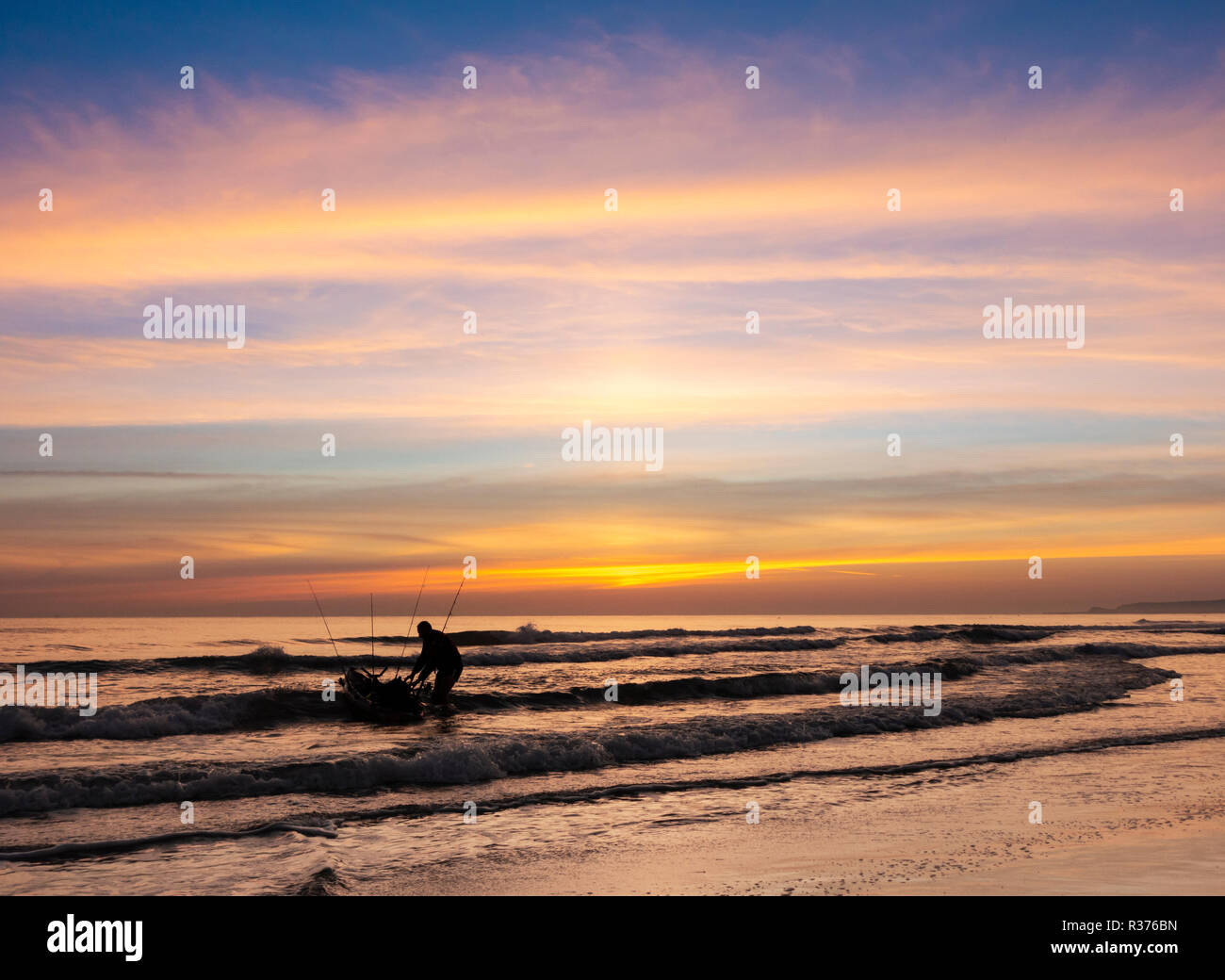 De partir en canot pêcheur au lever du soleil. Banque D'Images