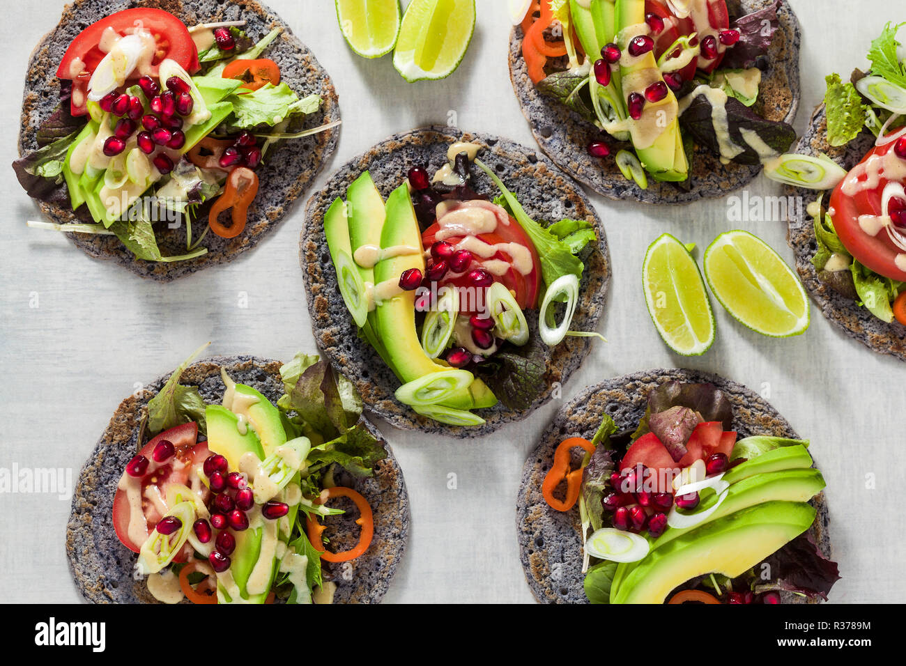 Tacos vegan sans gluten de haricot noir avec de la tomate et d'avocat salade avec sauce tahini et graines de grenade. saine restauration rapide pour l'ensemble de la famil Banque D'Images