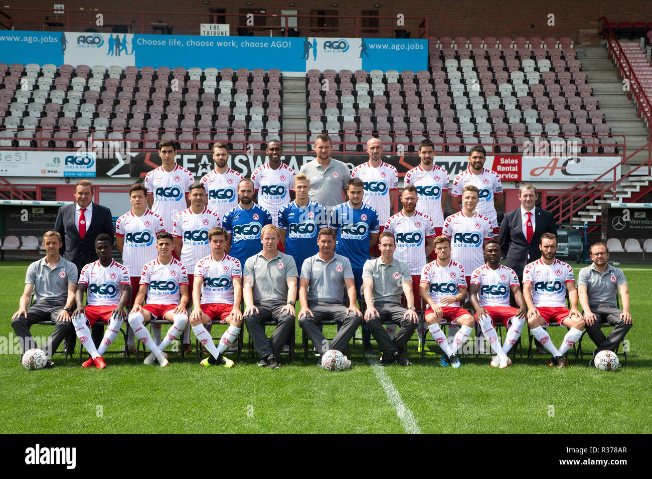 KORTRIJK, BELGIQUE - 16 juillet : (rangée arrière, de gauche à droite) Mohammad Naderi, Gary Kagelmacher, Kanu, Keeper formateur Cedric Berthelin, Christophe Lepoint, Jovan Stojanovic, Elohim Rolland. (Rangée du milieu) Tyron Ivanof, Larry Azouni, Sébastien Bruzzese, Thomas Kaminski, Jarno De Smet, Teddy Chevalier, Medjon Hoxha, manager de l'équipe Claude Gezelle. (Première rangée) entraîneur physique Karsten Vandendriessche, Jean Marco Toualy, Youcef Atal, Hannes Van der Bruggen, entraîneur physique Fons Vranken, entraîneur-chef Glen De Boeck, l'entraîneur adjoint, Chris O'Loughlin, Kristof D'Haene, Abdul Ajagun Jeleel, Idir Ouali, analyste vidéo Marc Del Banque D'Images