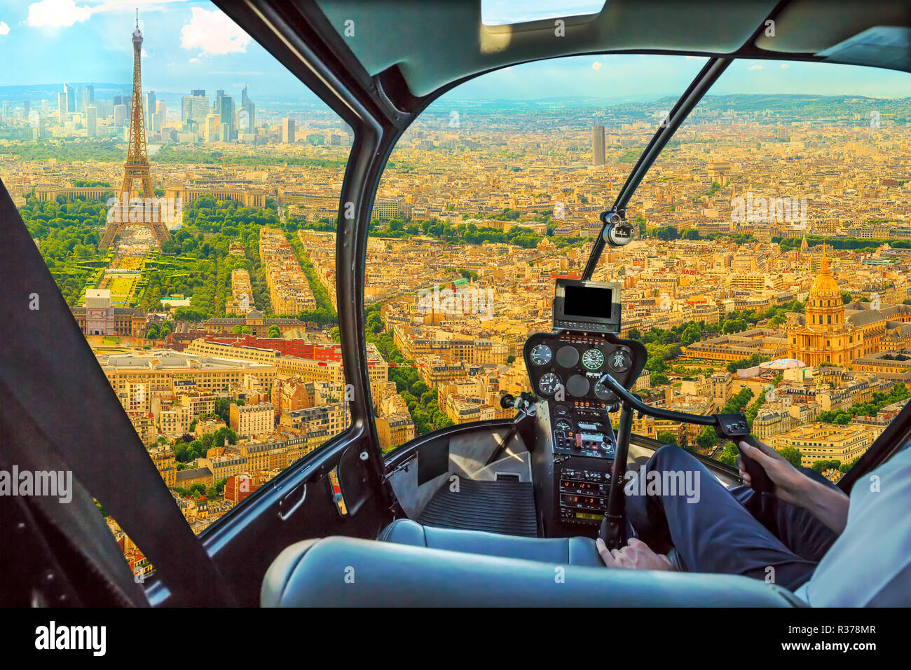 Pilotage hélicoptère volant sur Panorama de la Tour Eiffel et de la résidence des Invalides à Paris, capitale française, l'Europe. Vol panoramique au-dessus de toits de Paris et la ville historique. Banque D'Images