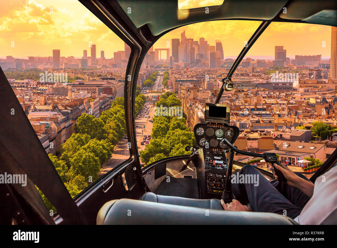 Pilotage hélicoptère volant sur la place Charles de Gaulle à Paris, capitale française, l'Europe. Vol panoramique au-dessus de toits de Paris en France, en Europe. Paysage urbain et urbain panoramique skyline parisien sur le coucher du soleil. Banque D'Images