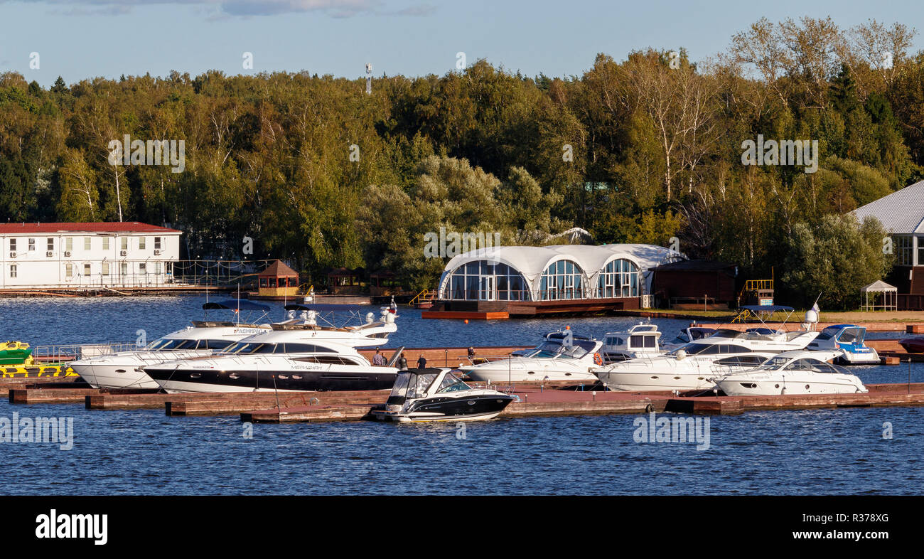 L'amiral Beach Yacht Club Marina sur le canal de Moscou, Moscou, Russie. Banque D'Images