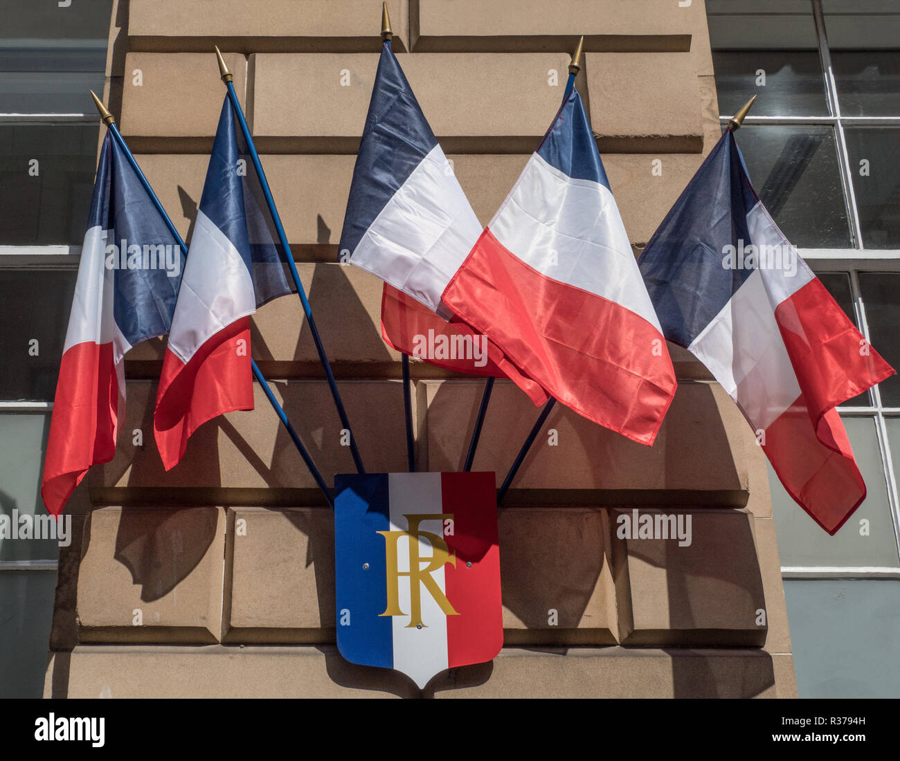 Des drapeaux tricolores sur le Consulat de France à Edimbourg, Ecosse. Banque D'Images