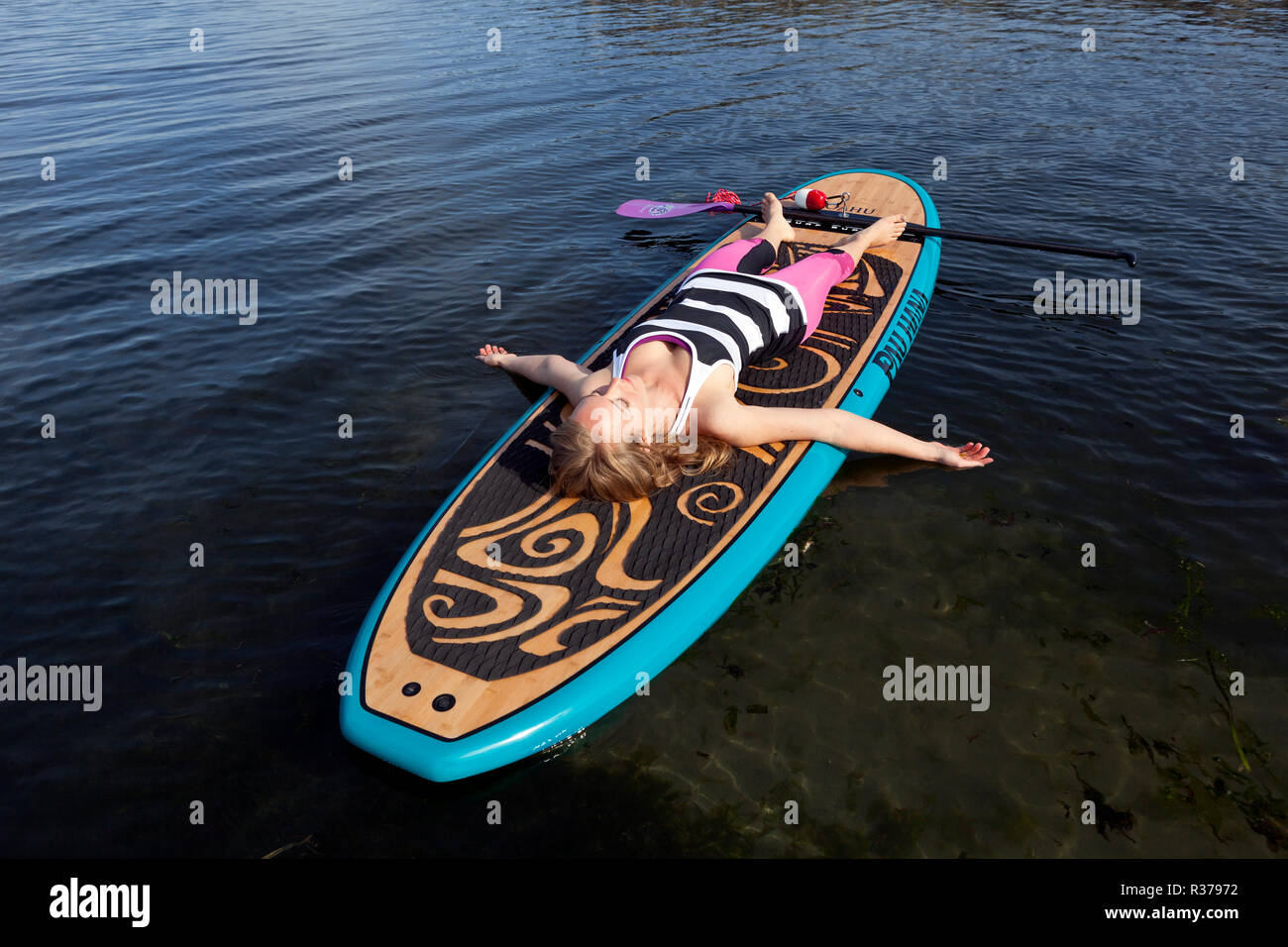 PE00298-00...WASHINGTON - Carly Hayden faisant paddle board yoga dans le Puget Sound à Brackett's Landing au Nord, Edmonds. (MR # H13) Banque D'Images