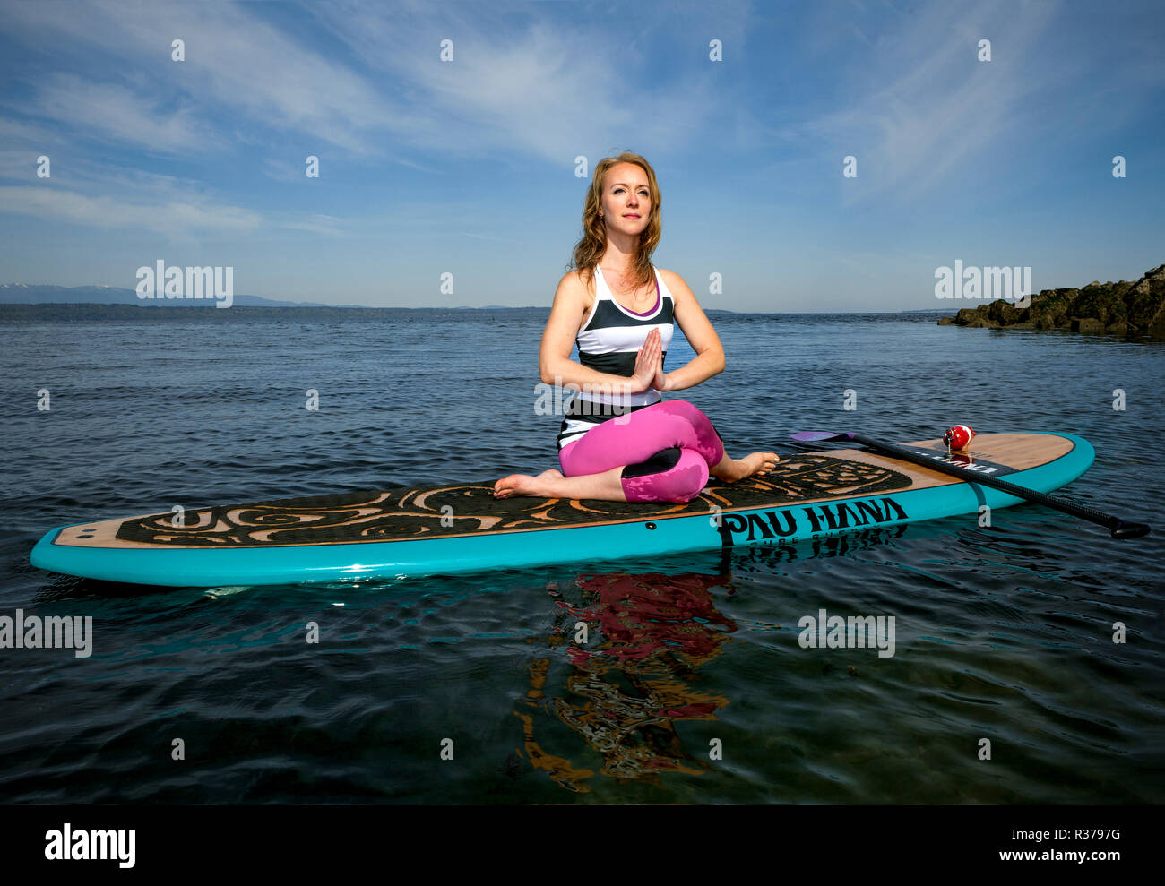 PE00302-00...WASHINGTON - Carly Hayden faisant paddle board yoga dans le Puget Sound à Brackett's Landing au Nord, Edmonds. (MR # H13) Banque D'Images