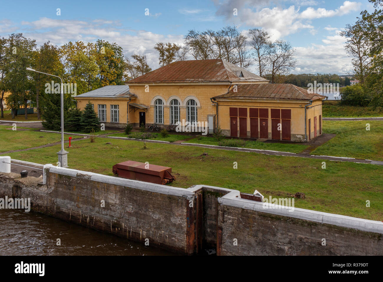 Le mécanisme de remontage d'ingénierie de la station de pompage et de logement pour l'Uglich lock sur la Volga et de l'Oblast de Iaroslavl, réservoir, dans le Nord de la Russie. Banque D'Images