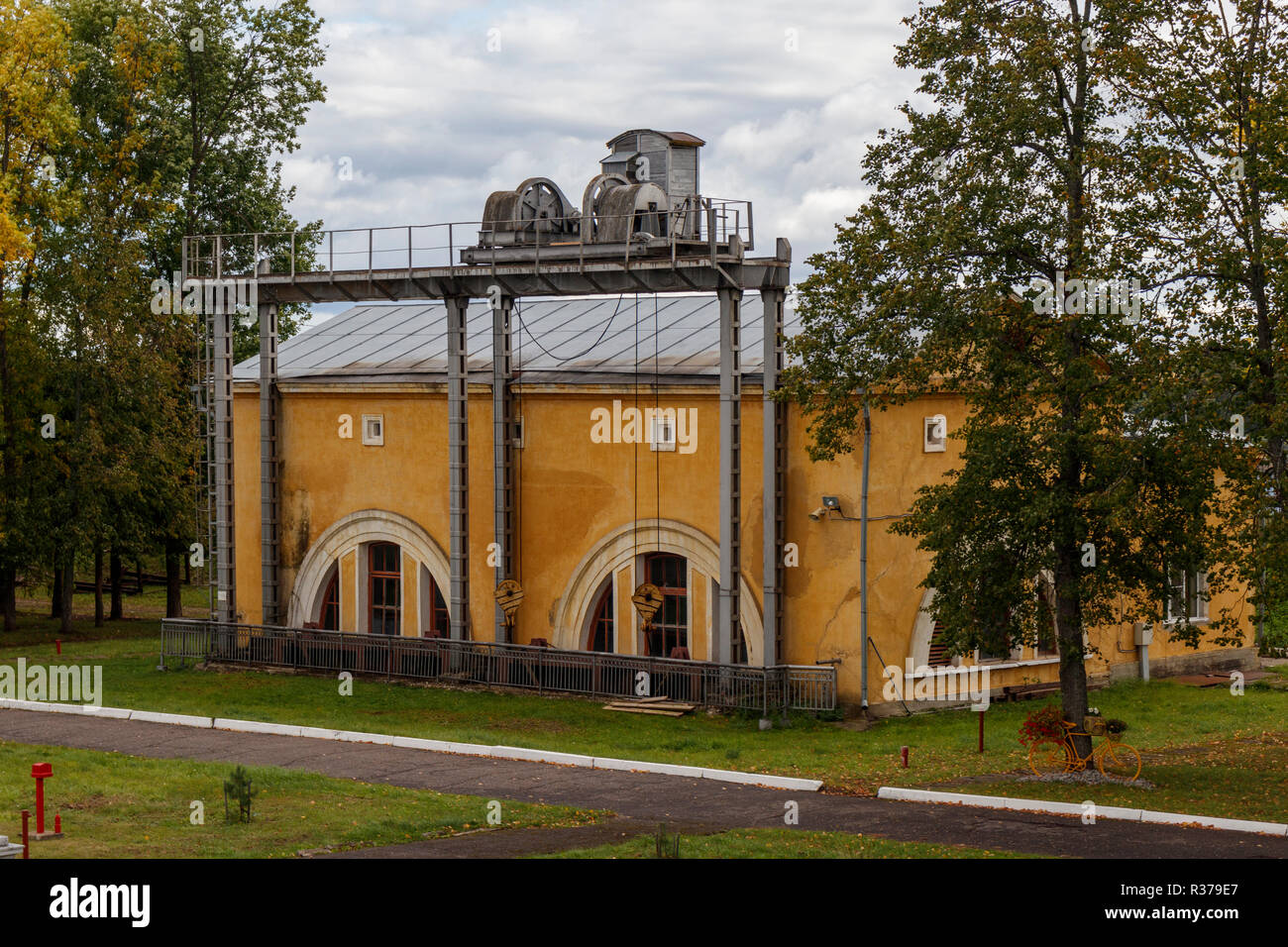 Le mécanisme de remontage d'ingénierie de la station de pompage et de logement pour l'Uglich lock sur la Volga et de l'Oblast de Iaroslavl, réservoir, dans le Nord de la Russie. Banque D'Images