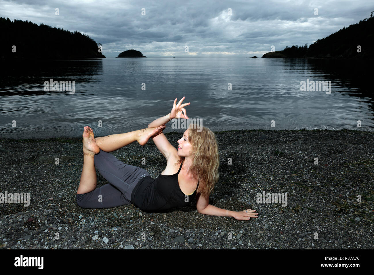 PE00224-00...WASHINGTON - Professeur de Yoga Carly Hayden de l'échauffement. (MR n° H13) Banque D'Images