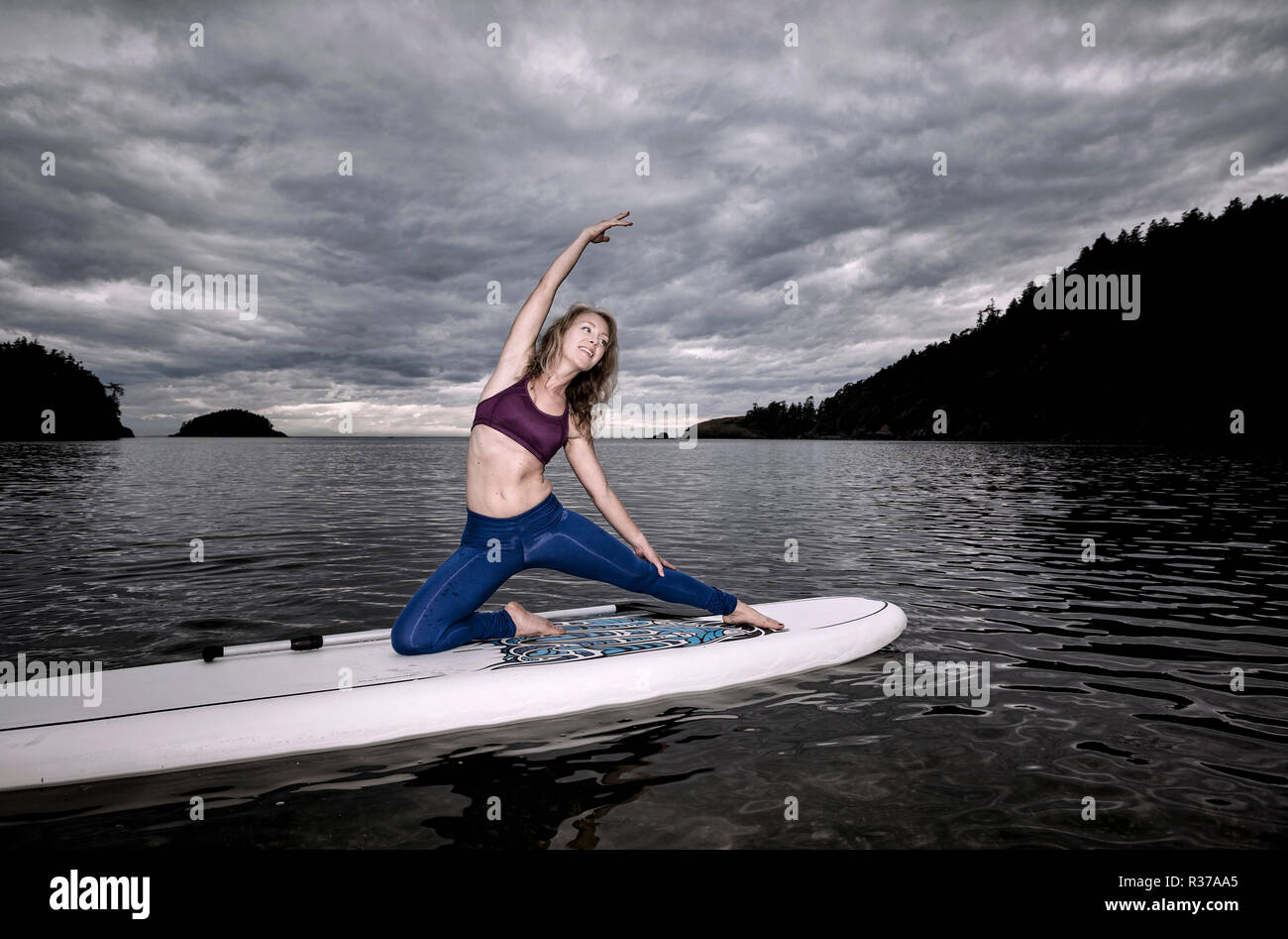 PE00228-00...WASHINGTON - Professeur de Yoga Carly Hayden se réchauffer sur un SUP. (MR n° H13) Banque D'Images