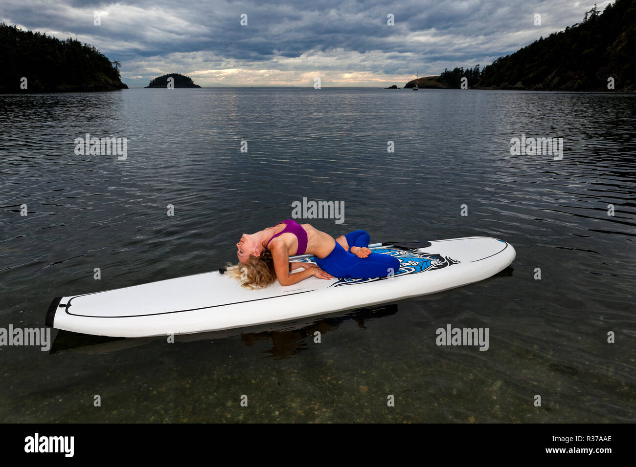 PE00229-00...WASHINGTON - Professeur de Yoga Carly Hayden se réchauffer sur un SUP. (MR n° H13) Banque D'Images