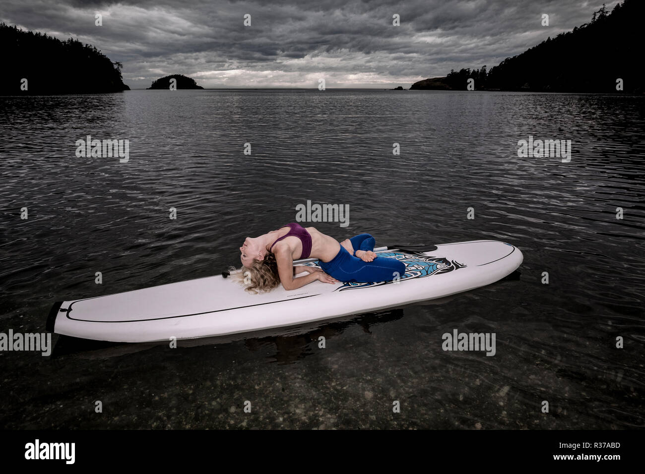 PE00230-00...WASHINGTON - Professeur de Yoga Carly Hayden se réchauffer sur un SUP. (MR n° H13) Banque D'Images
