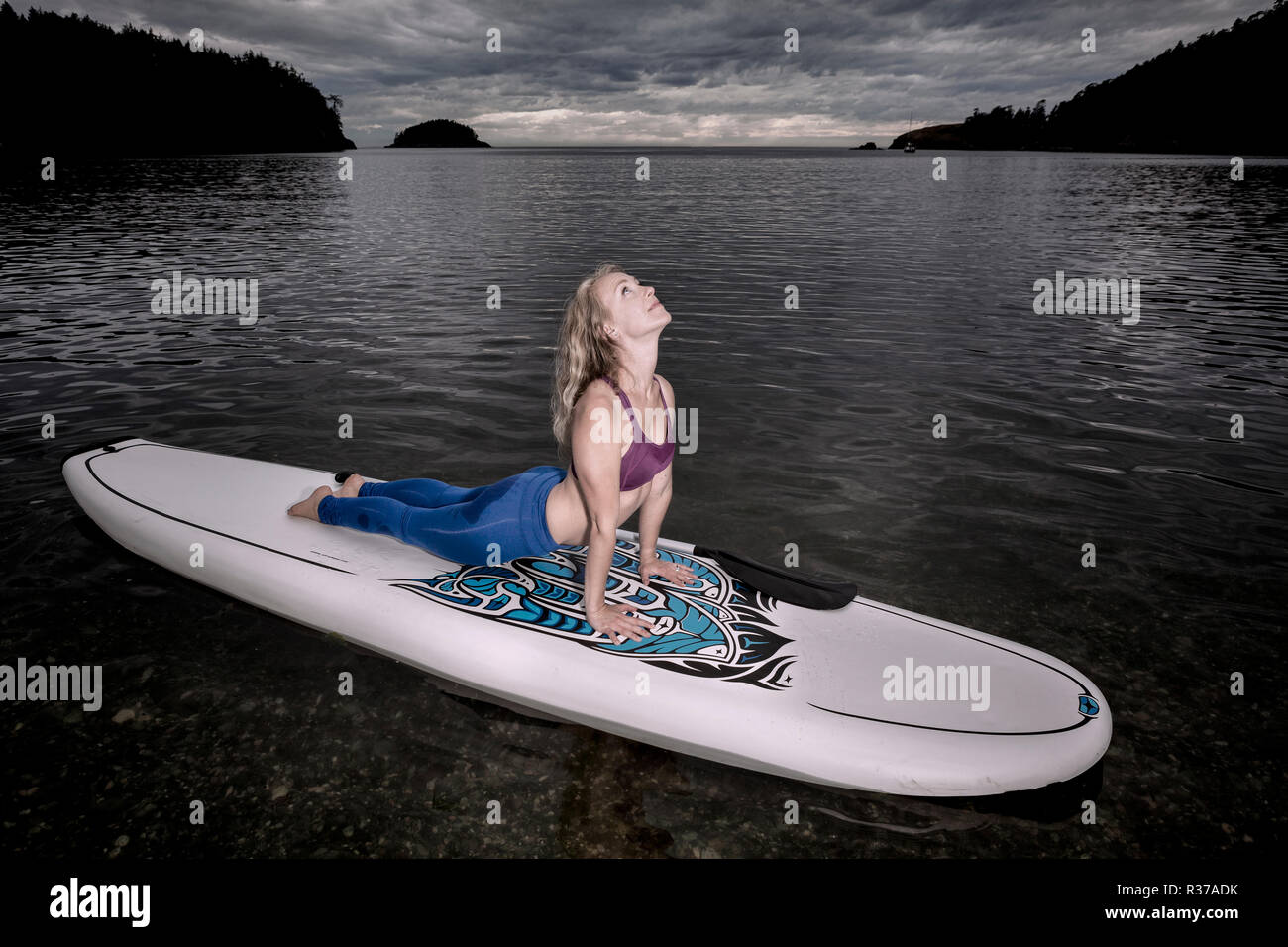 PE00232-00...WASHINGTON - Professeur de Yoga Carly Hayden se réchauffer sur un SUP. (MR n° H13) Banque D'Images