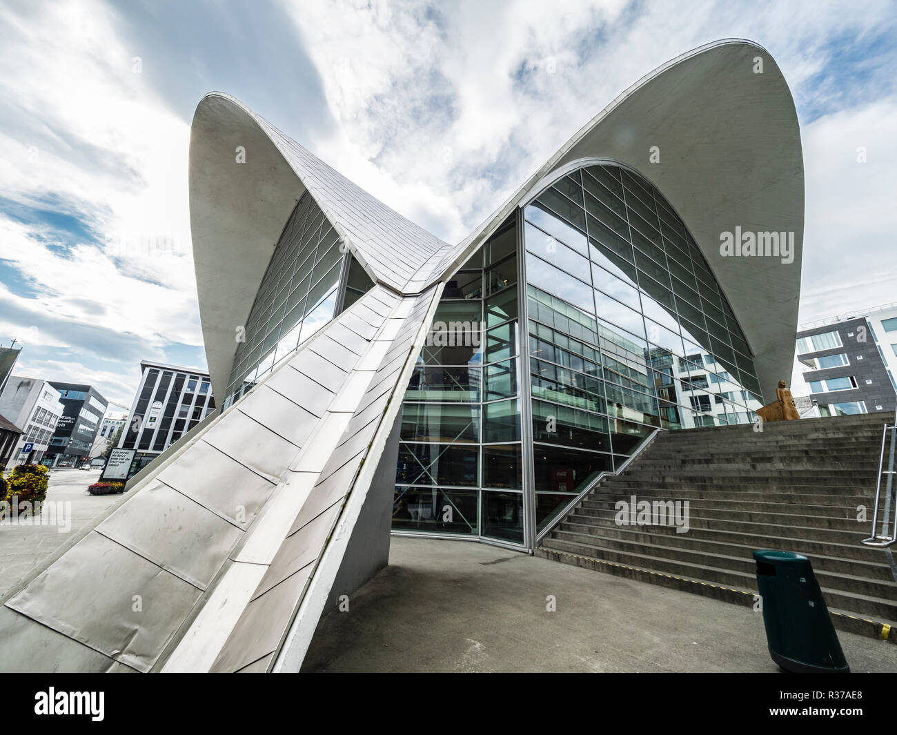 Bibliothèque de la ville de Tromsø et l'archivage, l'architecture moderne avec une grande façade de verre, Tromsö, Norvège Banque D'Images