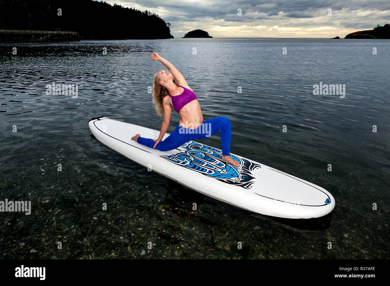 PE00233-00...WASHINGTON - Professeur de Yoga Carly Hayden se réchauffer sur un SUP. (MR n° H13) Banque D'Images