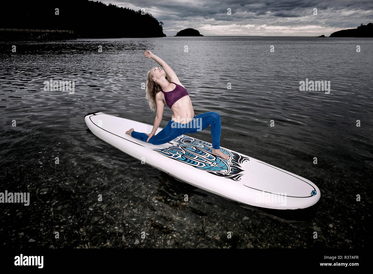 PE00234-00...WASHINGTON - Professeur de Yoga Carly Hayden se réchauffer sur un SUP. (MR n° H13) Banque D'Images