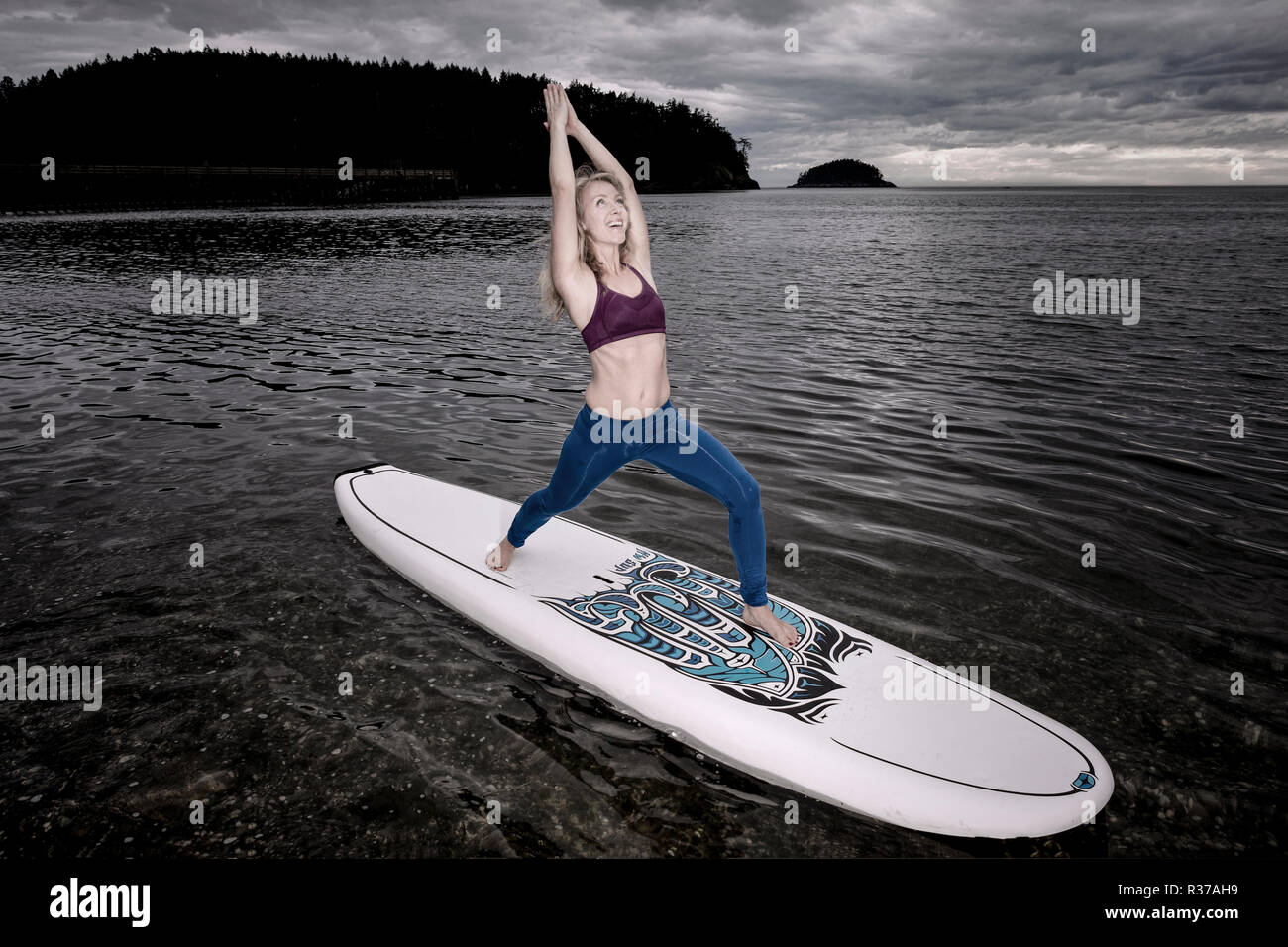 PE00236-00...WASHINGTON - Professeur de Yoga Carly Hayden se réchauffer sur un SUP. (MR n° H13) Banque D'Images