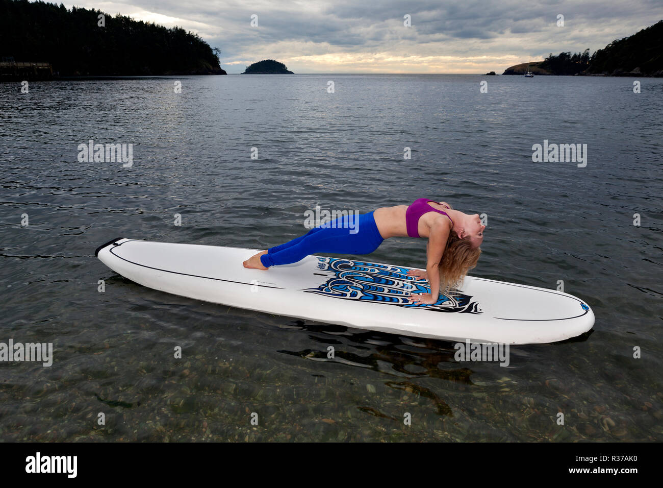 PE00237-00...WASHINGTON - Professeur de Yoga Carly Hayden se réchauffer sur un SUP. (MR n° H13) Banque D'Images