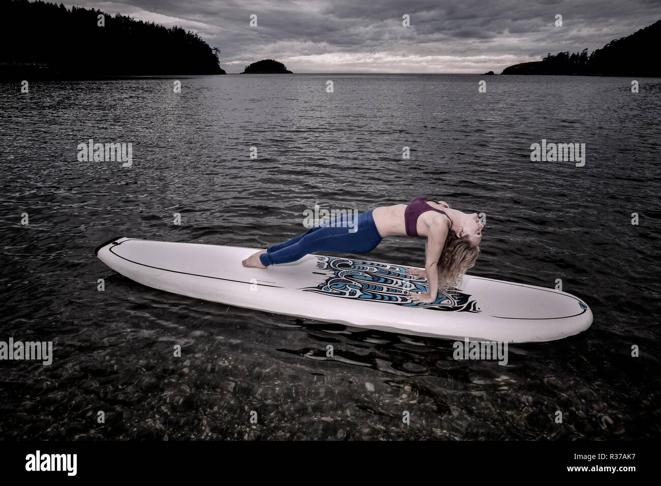 PE00238-00...WASHINGTON - Professeur de Yoga Carly Hayden se réchauffer sur un SUP. (MR n° H13) Banque D'Images