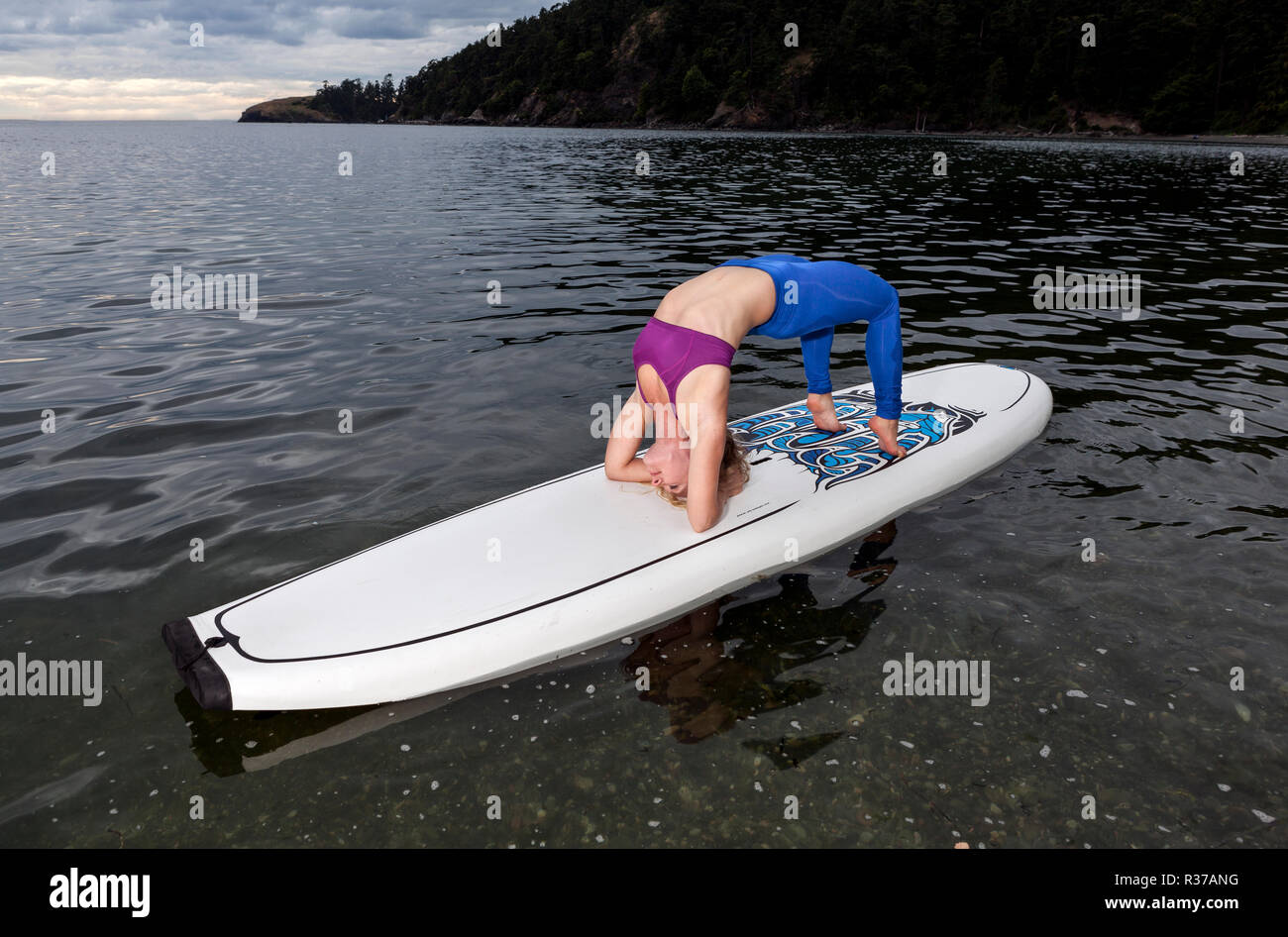 PE00239-00...WASHINGTON - Professeur de Yoga Carly Hayden se réchauffer sur un SUP. (MR n° H13) Banque D'Images