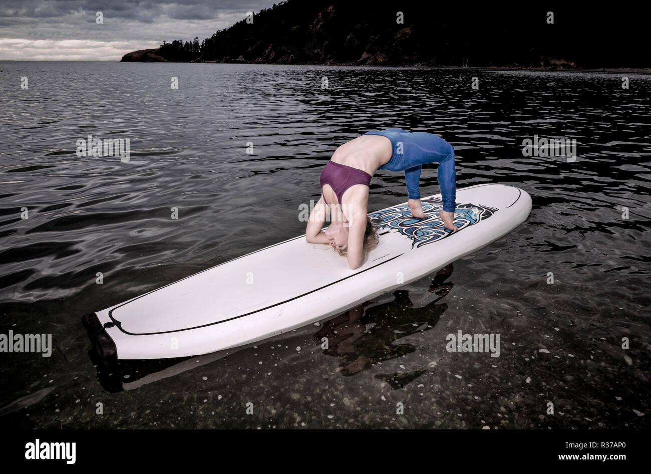 PE00240-00...WASHINGTON - Professeur de Yoga Carly Hayden se réchauffer sur un SUP. (MR n° H13) Banque D'Images