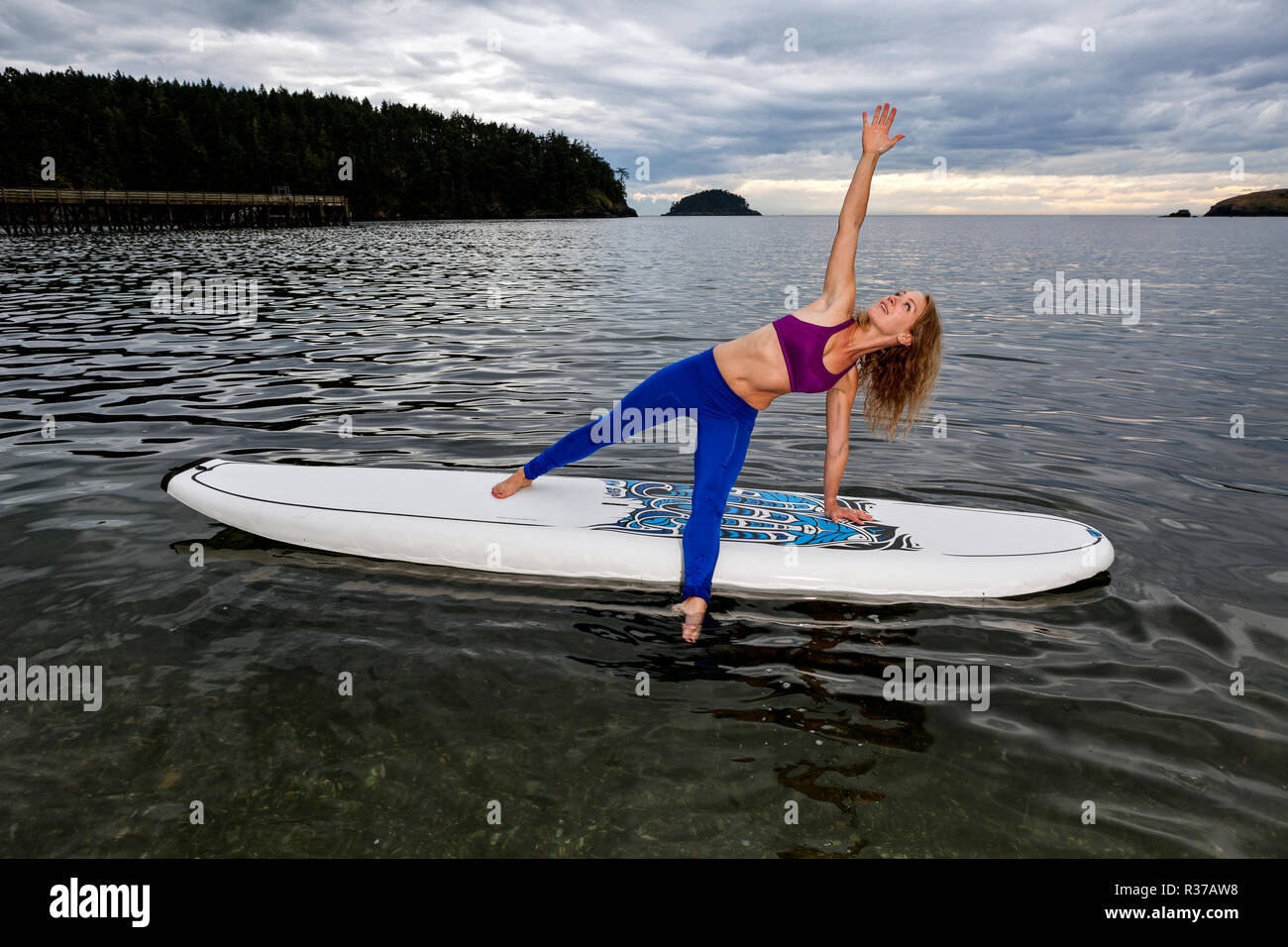 PE00243-00...WASHINGTON - Professeur de Yoga Carly Hayden se réchauffer sur un SUP. (MR n° H13) Banque D'Images