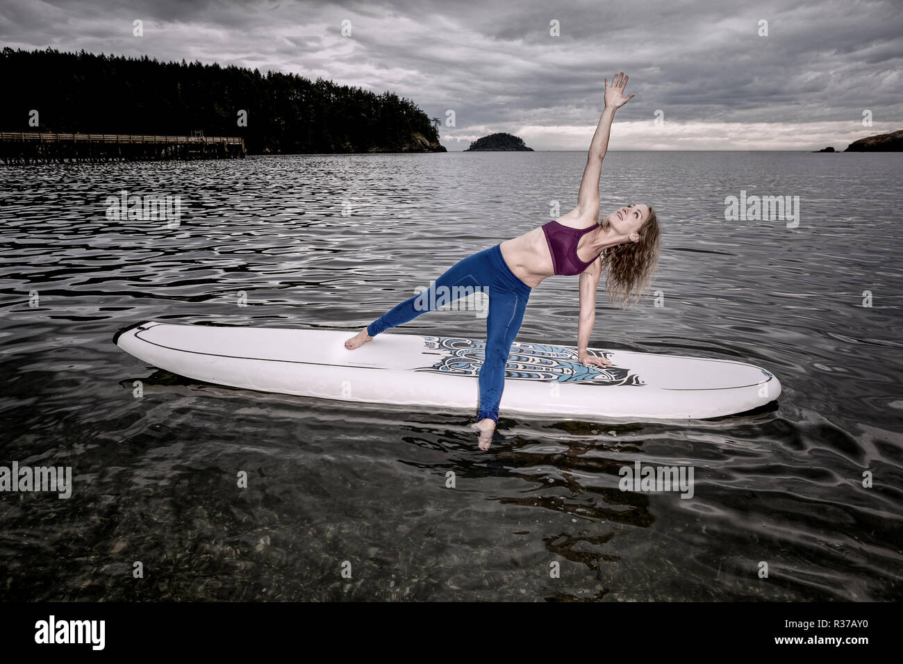 PE00244-00...WASHINGTON - Professeur de Yoga Carly Hayden se réchauffer sur un SUP. (MR n° H13) Banque D'Images