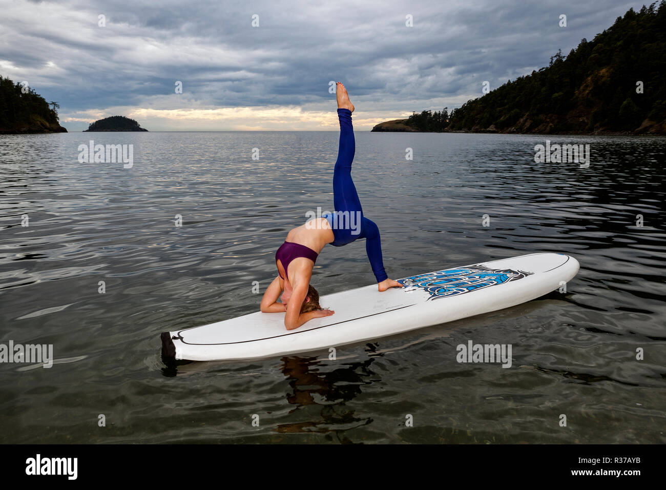 PE00245-00...WASHINGTON - Professeur de Yoga Carly Hayden se réchauffer sur un SUP. (MR n° H13) Banque D'Images