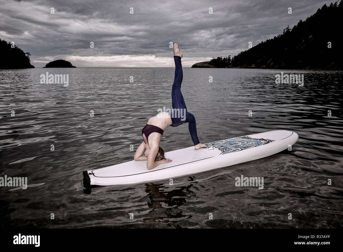 PE00246-00...WASHINGTON - Professeur de Yoga Carly Hayden se réchauffer sur un SUP. (MR n° H13) Banque D'Images