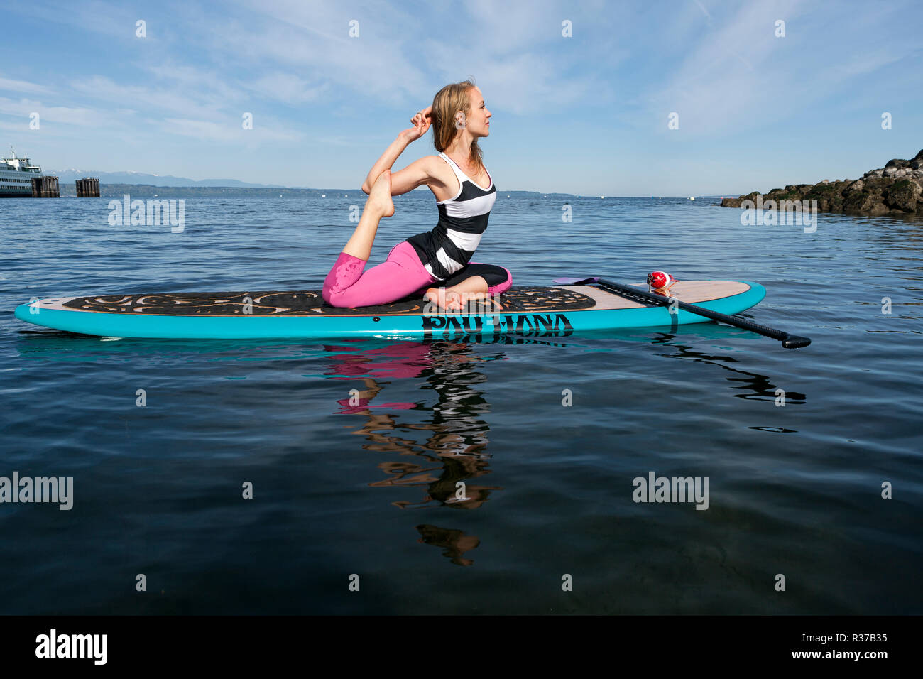 PE00290-00...WASHINGTON - Carly Hayden faisant paddle board yoga dans le Puget Sound à Brackett's Landing au Nord, Edmonds. (MR # H13) Banque D'Images
