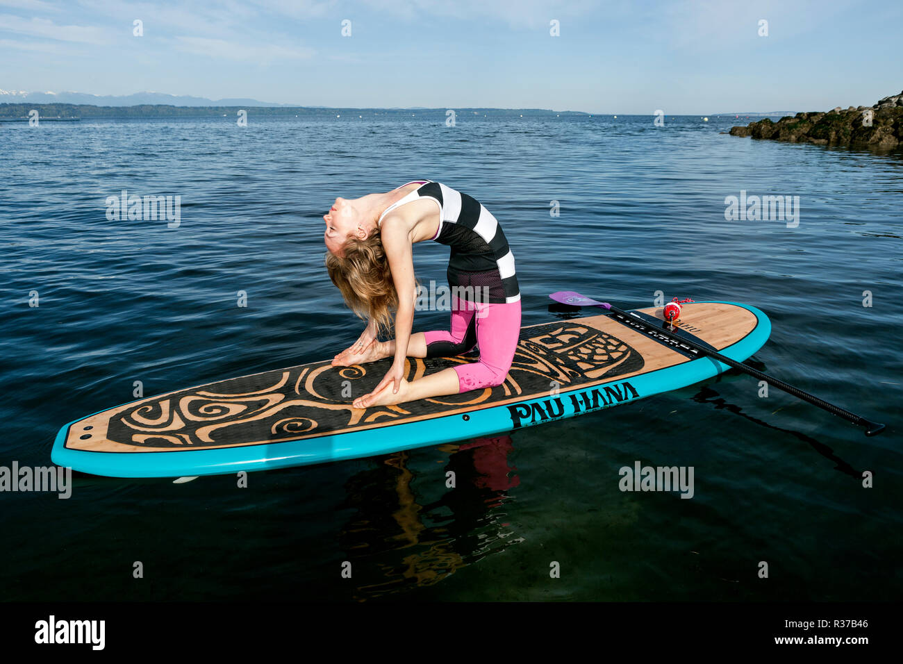 PE00291-00...WASHINGTON - Carly Hayden faisant paddle board yoga dans le Puget Sound à Brackett's Landing au Nord, Edmonds. (MR # H13) Banque D'Images