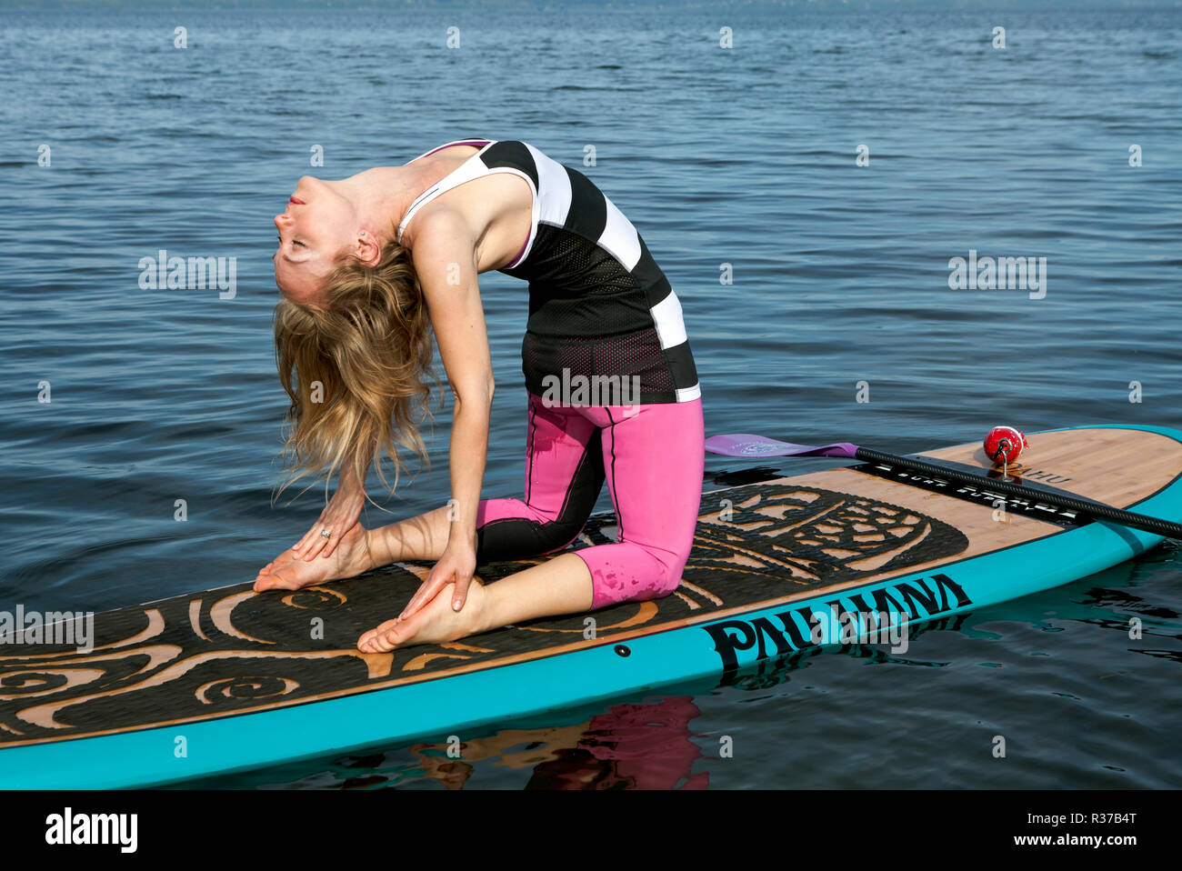PE00292-00...WASHINGTON - Carly Hayden faisant paddle board yoga dans le Puget Sound à Brackett's Landing au Nord, Edmonds. (MR # H13) Banque D'Images