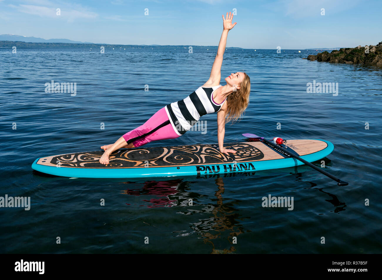 PE00293-00...WASHINGTON - Carly Hayden faisant paddle board yoga dans le Puget Sound à Brackett's Landing au Nord, Edmonds. (MR # H13) Banque D'Images