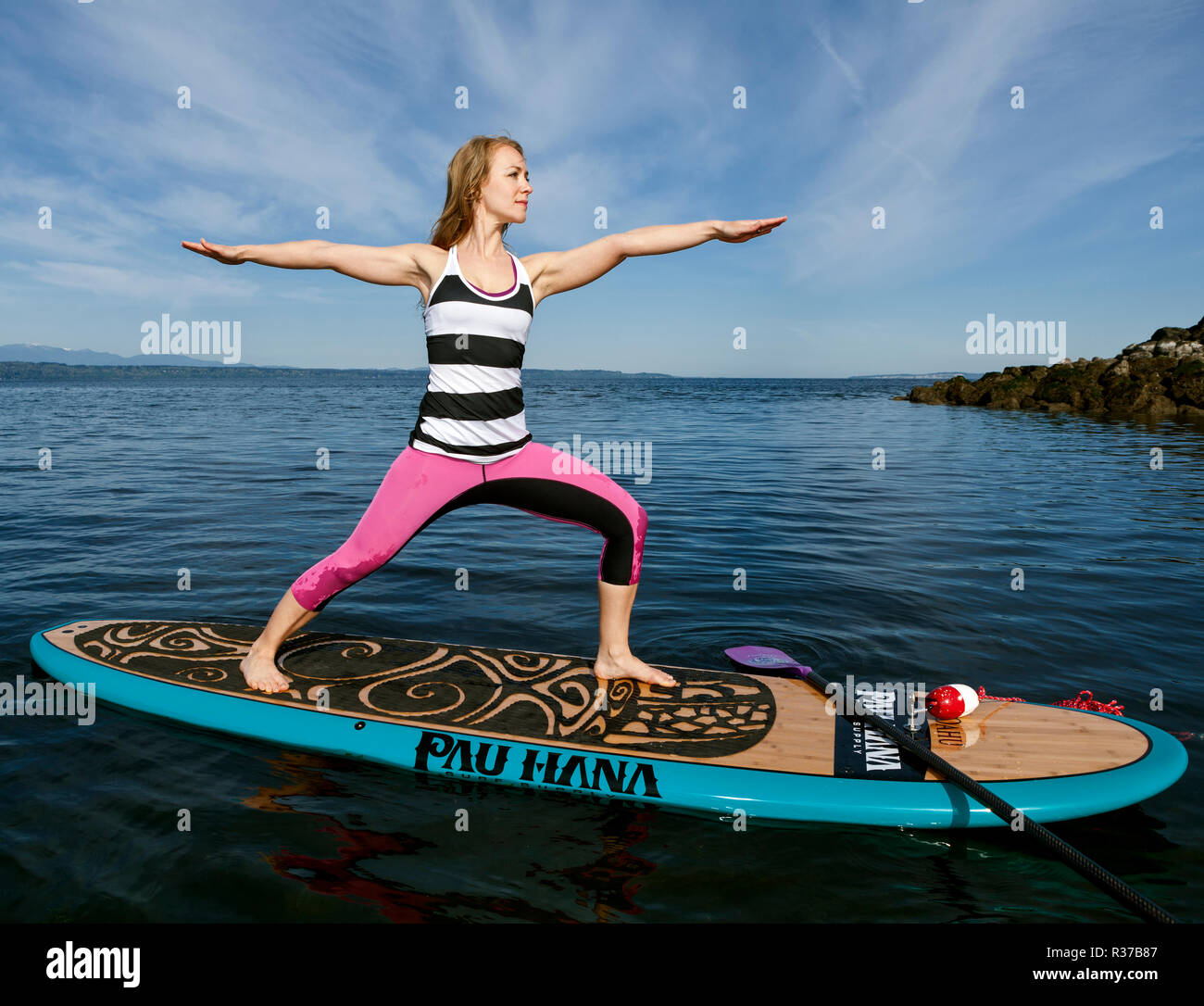 PE00295-00...WASHINGTON - Carly Hayden faisant paddle board yoga dans le Puget Sound à Brackett's Landing au Nord, Edmonds. (MR # H13) Banque D'Images