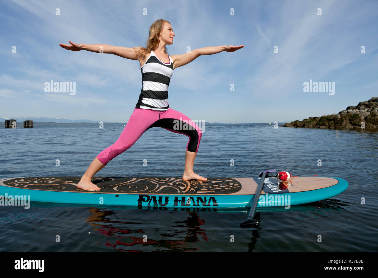 PE00296-00...WASHINGTON - Carly Hayden faisant paddle board yoga dans la région de Puget à Soundat Brackett's Landing au Nord, Edmonds. (MR # H13) Banque D'Images