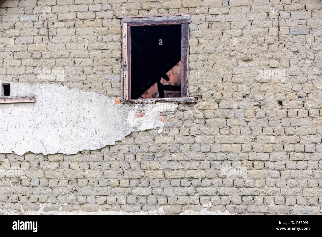 Vieux bâtiment abandonné avec mur de façade fenêtre vide Banque D'Images