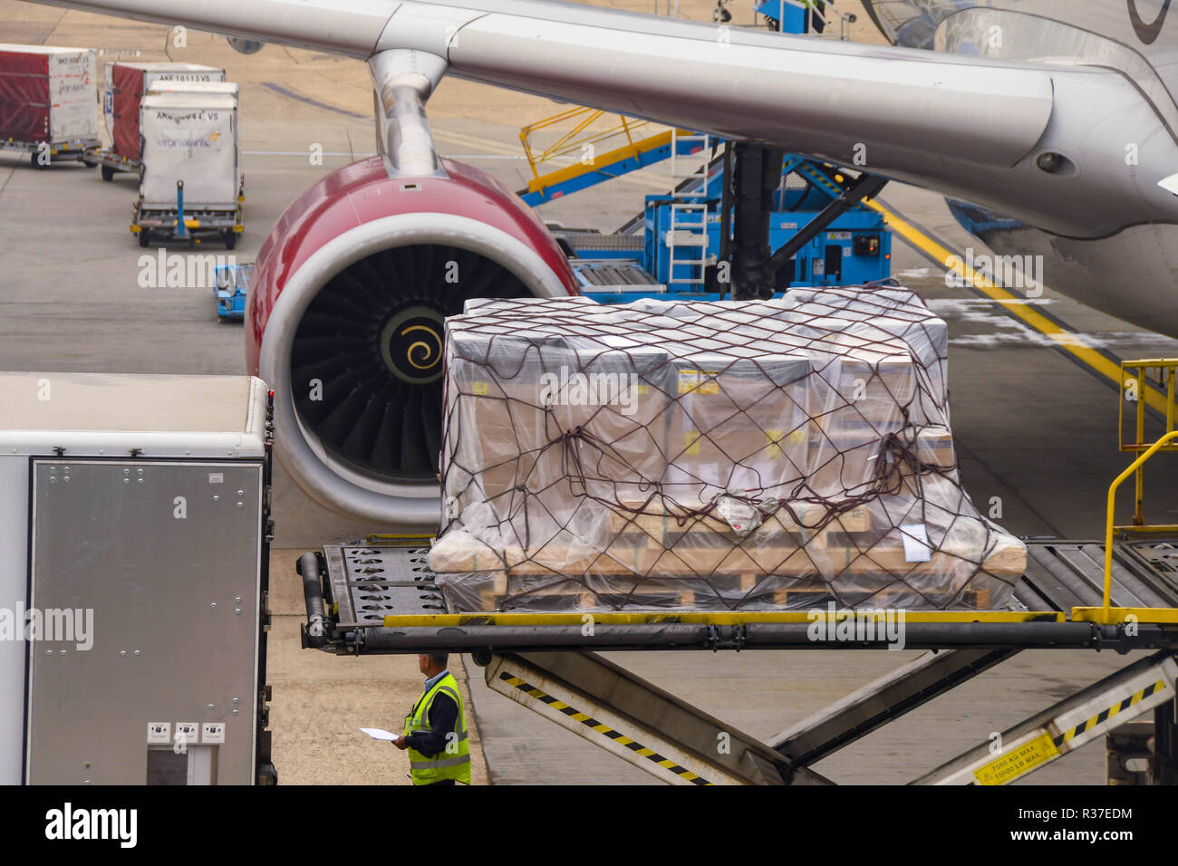 De l'aéroport Heathrow de Londres - Juin 2018 : une palette de fret aérien d'être chargés dans la soute d'un Airbus A330 de Virgin Atlantic à Londres Banque D'Images