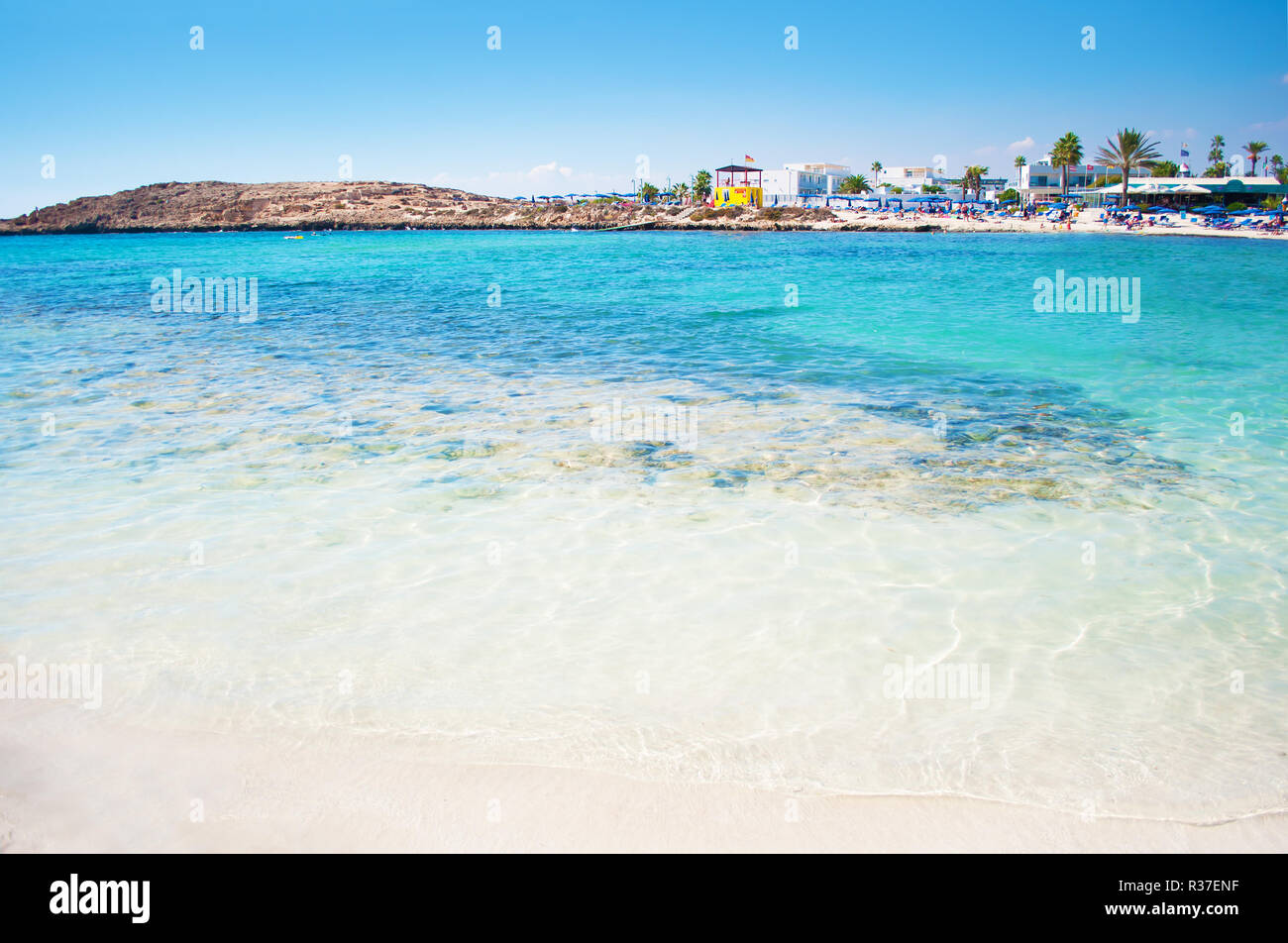 Image de Vathia Gonia plage à couper le souffle près de Agia Napa, Chypre. Le sable blanc et la mer bleu turquoise transparent fond sous l'eau dans une baie et rocky h Banque D'Images