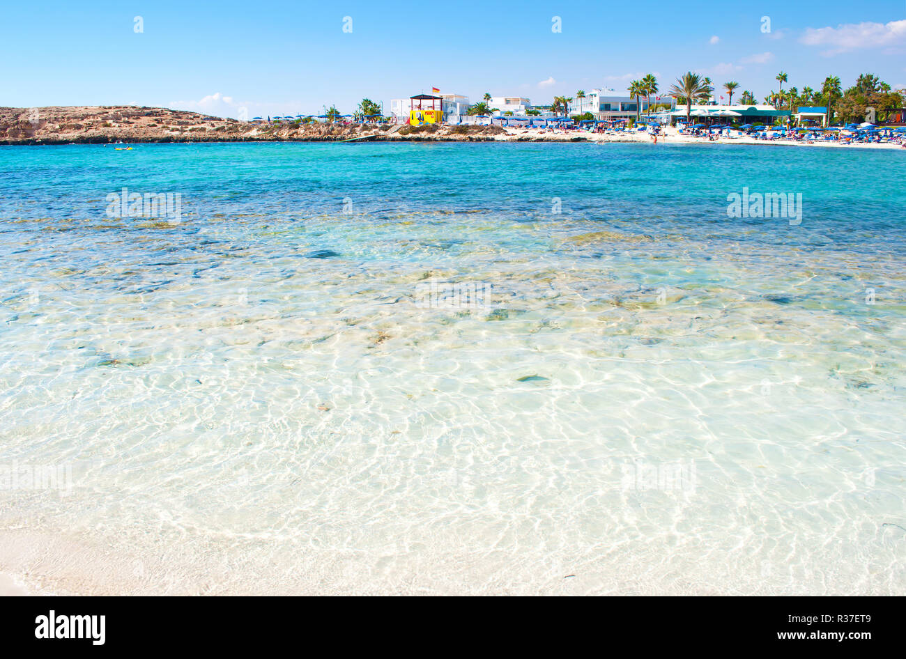 Image de Vathia Gonia plage à couper le souffle près de Agia Napa, Chypre. Le sable blanc et la mer bleu turquoise transparent fond sous l'eau dans une baie et rocky h Banque D'Images
