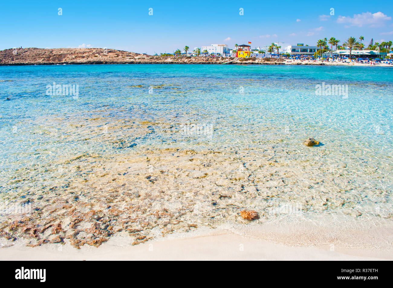 Image de Vathia Gonia plage à couper le souffle près de Agia Napa, Chypre. Le sable blanc et la mer bleu turquoise transparent fond sous l'eau dans une baie et rocky h Banque D'Images