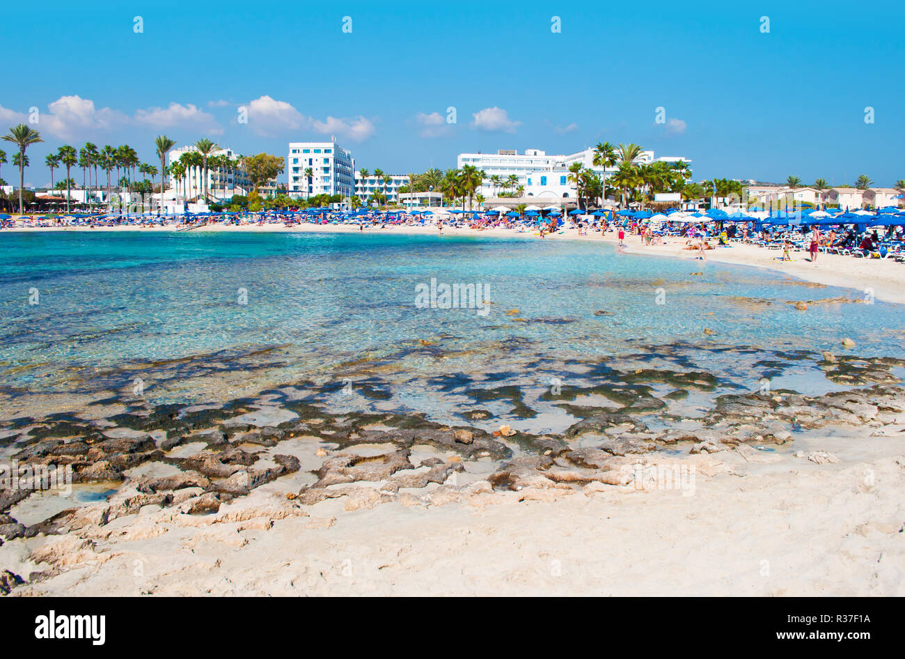 Image de Vathia Gonia plage à couper le souffle près de Agia Napa, Chypre. Sable blanc et mer turquoise transparent fond sous l'eau bleu clair dans une baie. Accueil chaleureux Banque D'Images