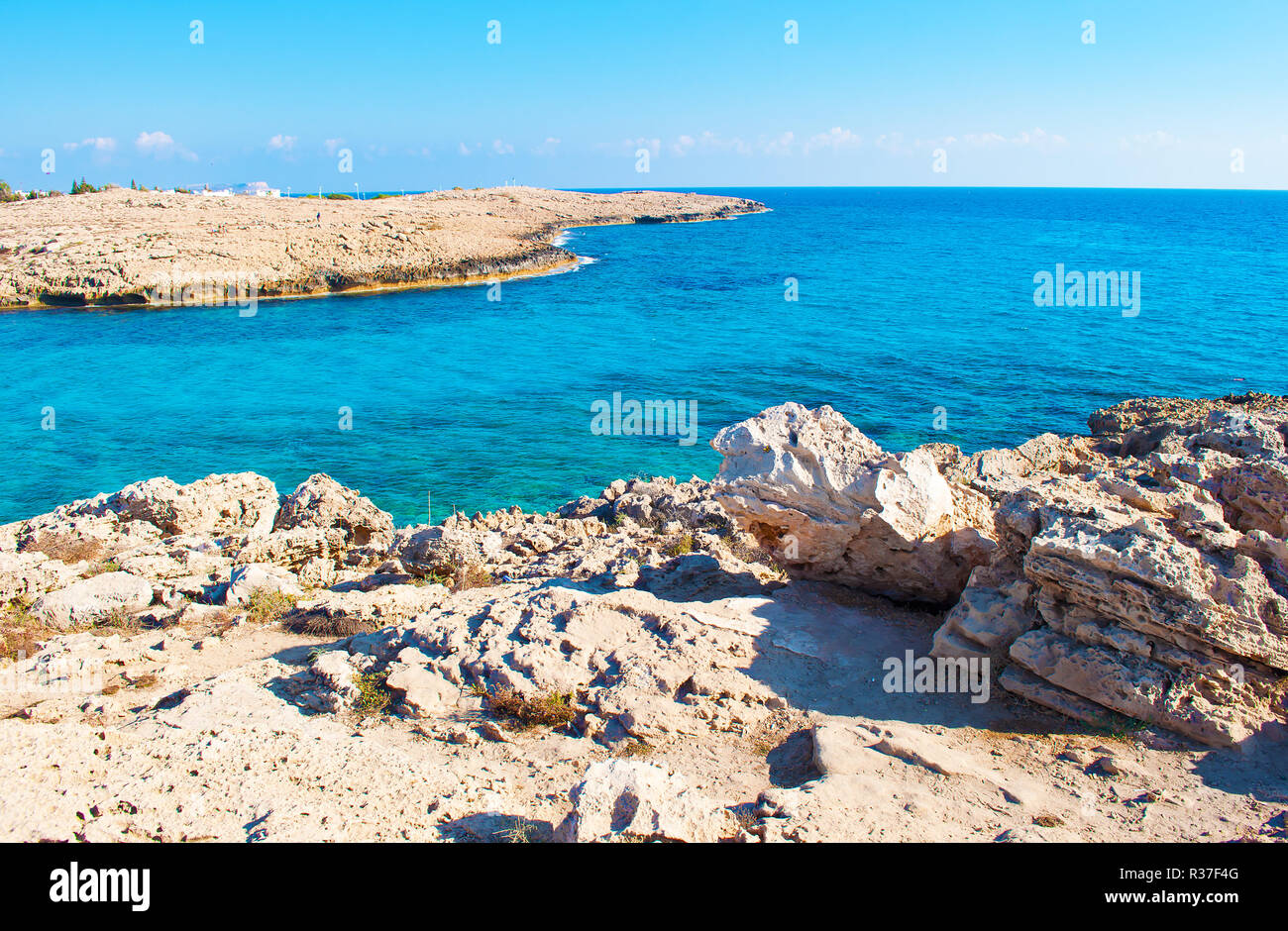 Image d'une baie près de plage Vathia Gonia, Agia Napa, Chypre. Côte de calcaire blanc rugueux près de Deep blue azure transparente de l'eau contre rocky hill o Banque D'Images