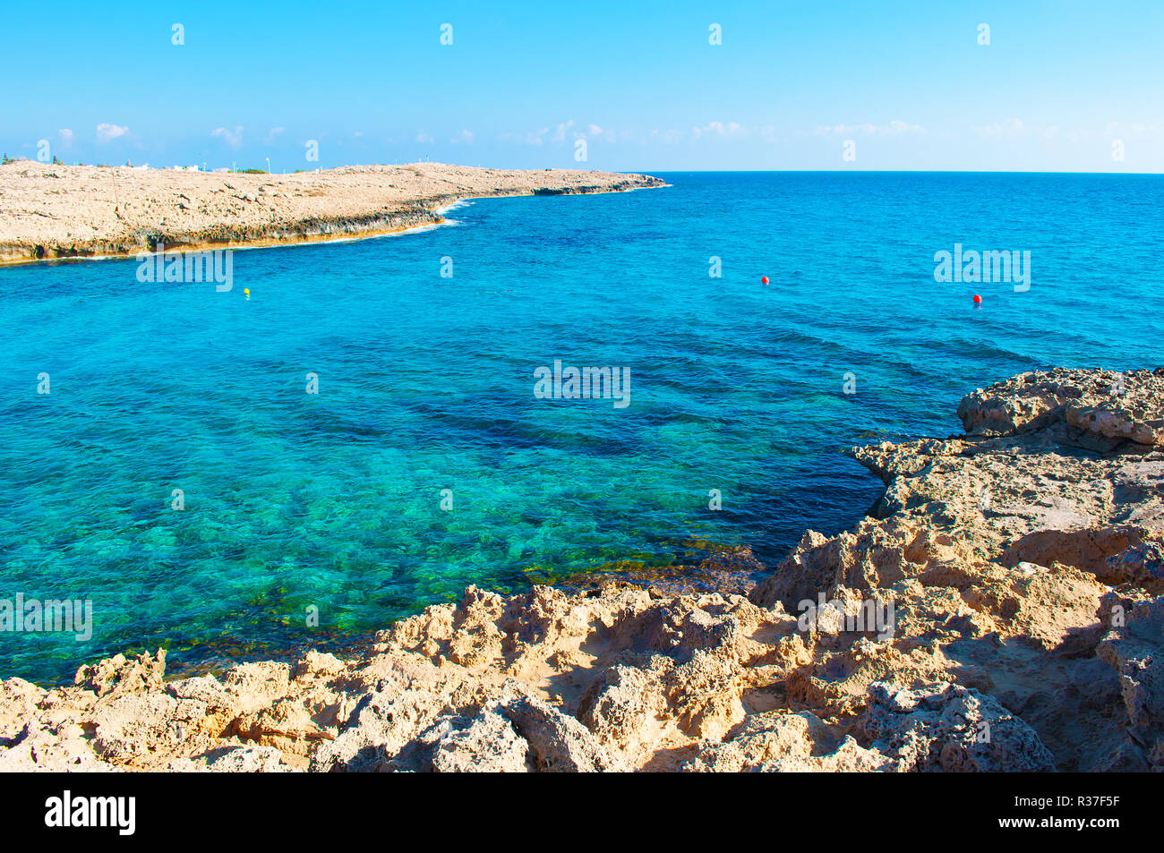 Image d'une baie près de plage Vathia Gonia, Agia Napa, Chypre. Littoral calcaire rugueux près de Deep blue azure transparent contre l'eau sur la colline rocheuse Banque D'Images