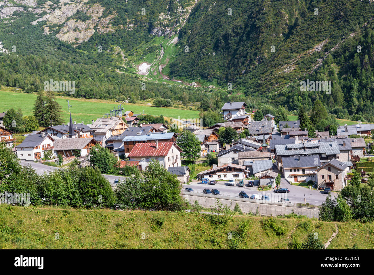 Village du Tour dans les Alpes en été Banque D'Images